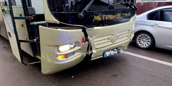 (FOTO/VIDEO) CONSTANȚA. Accident între un autocar cu 42 de persoane și un autoturism: o femeie a fost transportată la spital