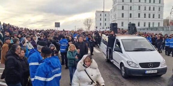 Boboteaza, la Constanţa – sunt restricţii de trafic pe mai multe străzi! Sute de jandarmi, poliţişti, pompieri şi poliţişti locali sunt prezenţi pentru siguranţa credincioşilor