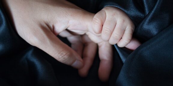 Primăria Constanţa le dă bani părinţilor care nu-şi permit să plătească o bonă. Care sunt condiţiile