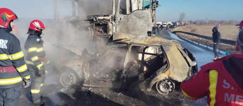NAŢIONAL. O maşină şi un TIR s-au ciocnit, apoi ambele autovehicule au luat foc. Doi tineri au ars de vii – VIDEO