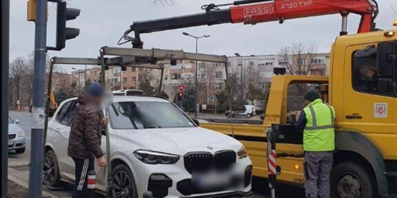 Razie în municipiul Constanţa. Mai multe maşini au fost ridicate după ce şoferii au parcat neregulamentar