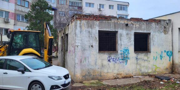 CONSTANŢA. Construcție aflată în stare avansată de degradare, demolată de Poliţia Locală