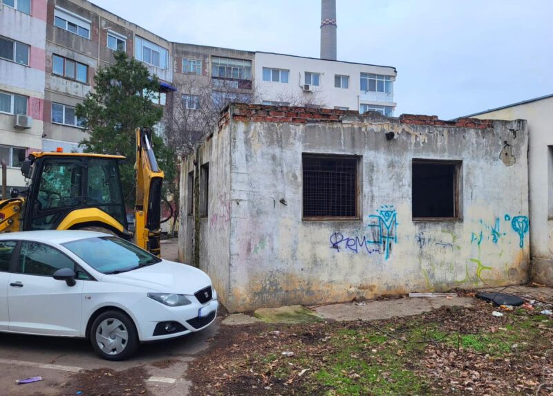 CONSTANŢA. Construcție aflată în stare avansată de degradare, demolată de Poliţia Locală