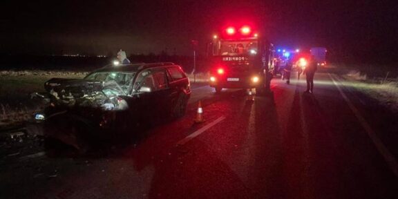 (FOTO) UPDATE. Trei persoane au ajuns la spital în urma unui accident între o mașină și un autocar, în apropiere de punctul de trecere a frontierei Vama Veche