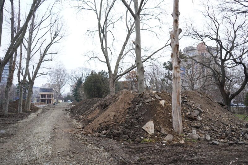 Firma care face lucrări în Parcul Gării, amendată de Garda de Mediu cu 15.000 de lei. Primăria Constanţa: Reabilitarea acestui loc era absolut necesară!