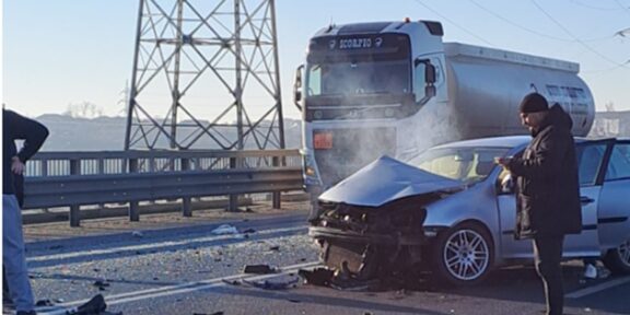 Accident la ieșire din localitatea Ovidiu către Mihail Kogălniceanu. Au fost implicate un autoturism și un autocamion