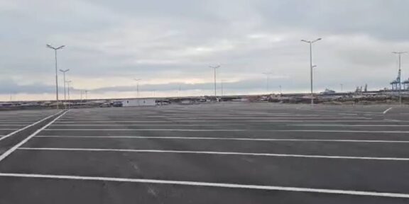 (VIDEO) Un drum nou și o parcare pentru 80 de camioane, finalizate între porțile 7 și 9 din Portul Constanța