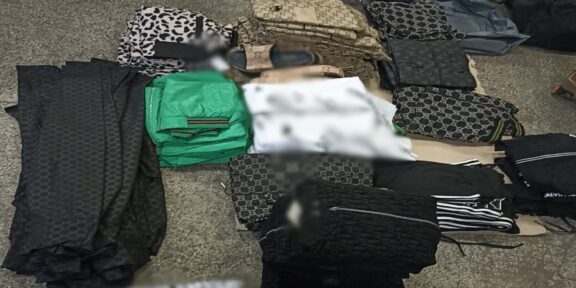 Îmbrăcăminte contrafăcută în valoare de peste 480.000 lei, confiscată de poliţiştii de frontieră de la PTF Negru Vodă