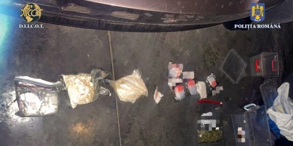 Traficanţi prinşi cu droguri în maşină în parcarea unui mall din Constanţa. Consumatorii plăteau sume între 200 și 2.500 lei