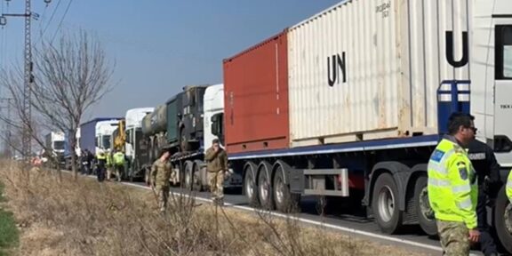 Trailere care transportau echipament militar, implicate într-un accident în lanţ, pe DN 1. Acestea se îndreptau către baza militară de la Mihail Kogălniceanu