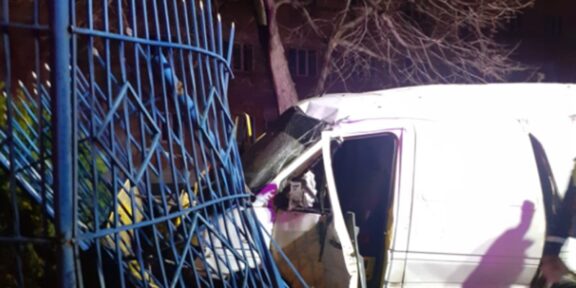 Accident în Constanţa – o dubă a intrat în gardul Jandarmeriei. Trei bărbaţi au fost răniţi