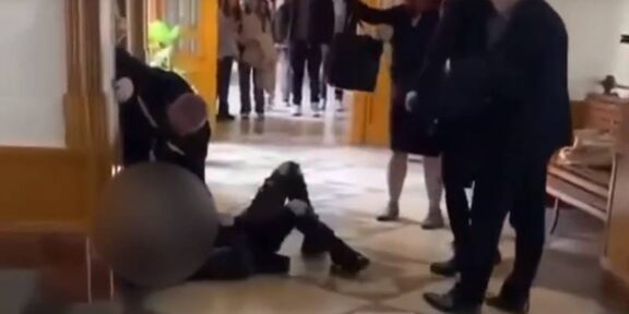(VIDEO) NAȚIONAL. Scene șocante la o școală: un elev s-a urcat pe un dulap și a arătat gesturi obscene unui cadru didactic – după incident, ar fi lovit profesorul cu pumnii și picioarele
