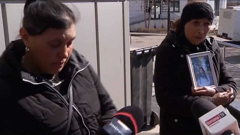 CRIMA DIN MANGALIA. Mama și mătușa Alinei, cu poza fetei la piept, în timpul procesului: „Vrem dreptate! Atât” – Loredana și-a recunoscut vina în fața judecătorilor