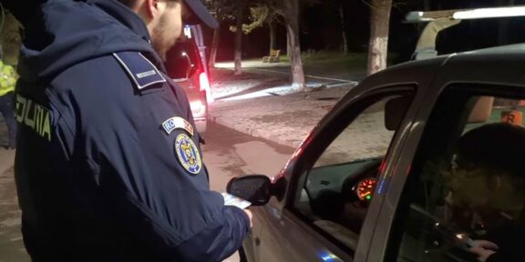 JUDEȚUL CONSTANȚA. Urmărire în trafic pentru prinderea unui șofer care nu a oprit la semnalele polițiștilor: s-a ales cu dosar penal după ce a refuzat prelevarea de mostre biologice