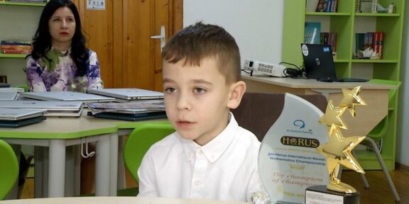 Constănţeni cu care ne mândrim! La doar 8 ani, Iustin uimeşte o lume întreagă – face adunări şi scăderi, în minte. „Eu fac calculele vreo cel mult 10 secunde”