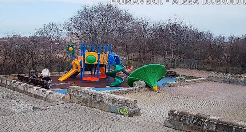 Adolescenți surprinși în timp ce vandalizau un loc de joacă din Constanţa, reabilitat recent. Teribiliştii au fost amendaţi