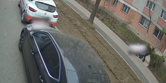 VIDEOCLIPUL ZILEI. Un șofer CT Bus a salvat viața unui bărbat care s-a prăbușit din senin pe trotuar