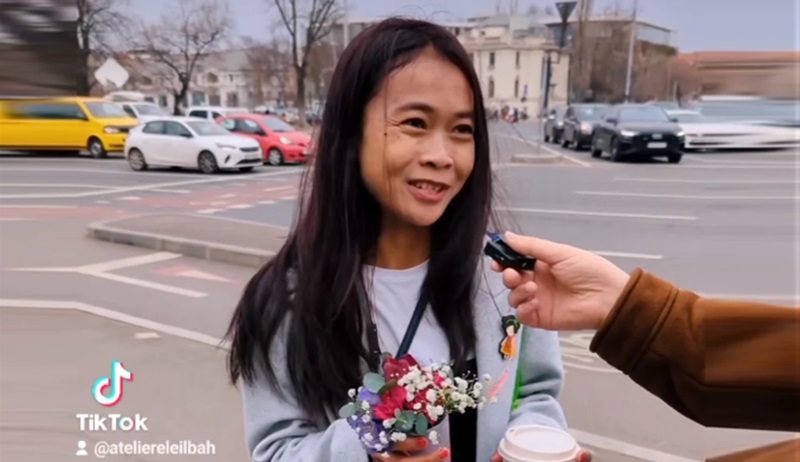 Reacţia unei tinere din Indonezia atunci când primește un buchețel de flori, de 1 Martie, primul din viața ei