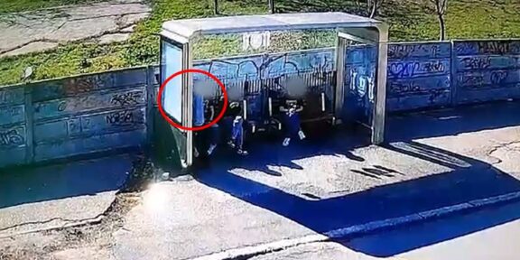 (VIDEO) Stație de autobuz din Poarta 6, vandalizată de un minor. Primăria Constanța: „Și de această dată părinții vor plăti pentru faptele copilului”