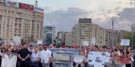 Zeci de persoane au protestat faţă de modul în care se judecă dosarul accidentului de la 2 Mai. „Îți vom face dreptate”