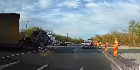 Accident între o mașină și un TIR, la intersecția de la Costinești: un bărbat a ajuns la spital