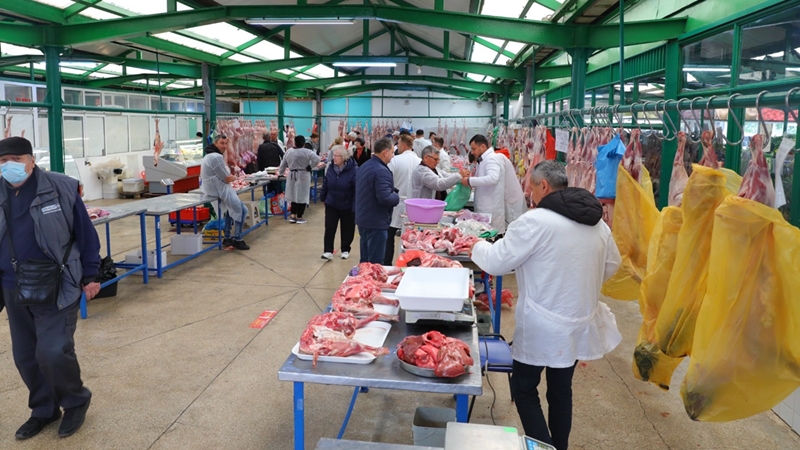 CONSTANȚA. A început comercializarea cărnii de miel în interiorul halelor de lactate din Piața Griviței și Piața Tomis III
