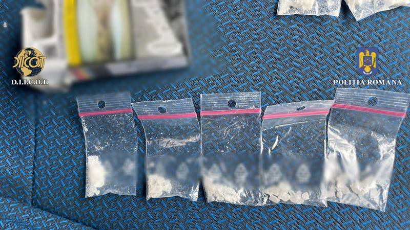 (FOTO) CONSTANȚA. Traficant de droguri, reținut de oamenii legii. Vindea cocaină, cristal alte substanțe psihoactive pentru sume cuprinse între 700 și 1.000 de lei