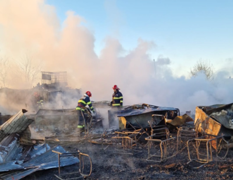 Incendiu puternic pe Plaja Corbu. O terasă a fost mistuită de flăcări cu câteva ore înainte de a se deschide