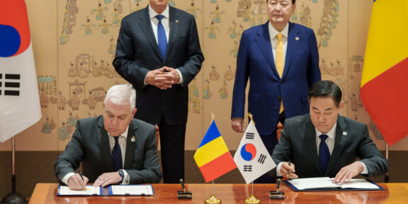 Acord de cooperare în domeniul apărării, semnat de România şi Coreea de Sud. Reuters: Sunt informaţii despre încheierea unui contract pentru livrarea de obuziere K9