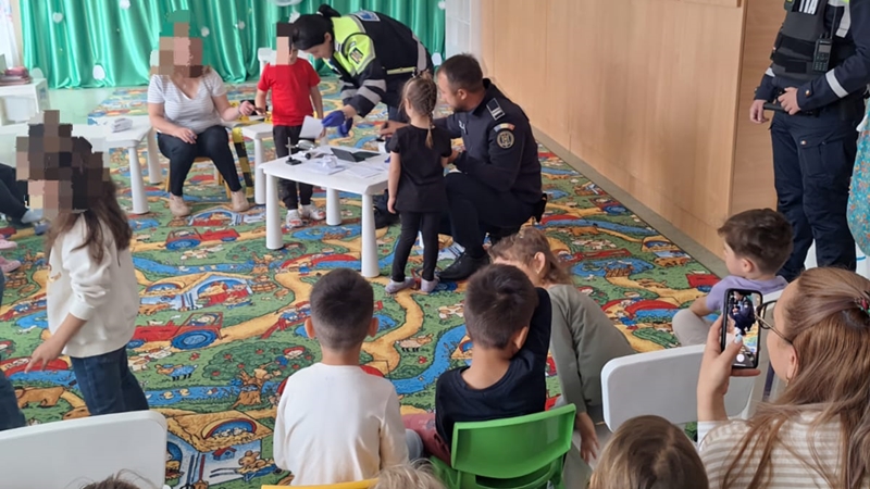(FOTO) Polițiștii, invitați la grădinița din Neptun: le-au vorbit micuților despre regulile de circulație și despre numărul de urgență 112
