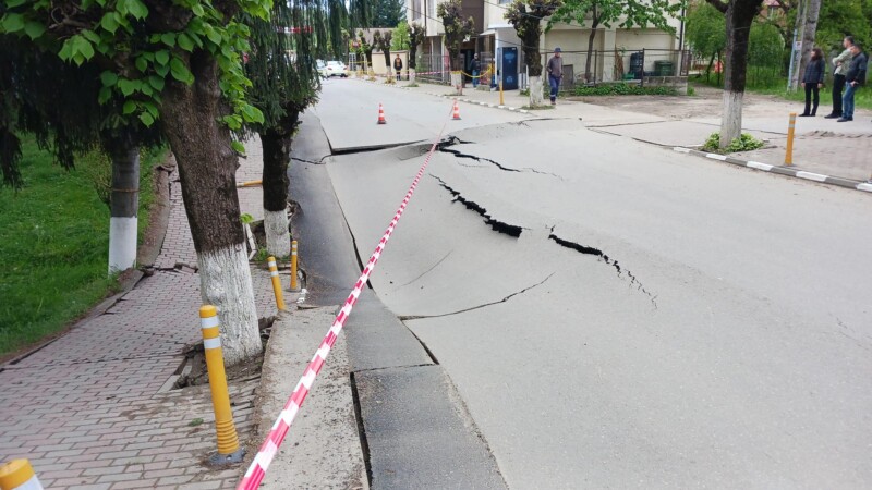 Panică într-un oraş din ţară după ce o stradă s-a surpat. Crater de 2 metri – zeci de persoane au fost evacuate!