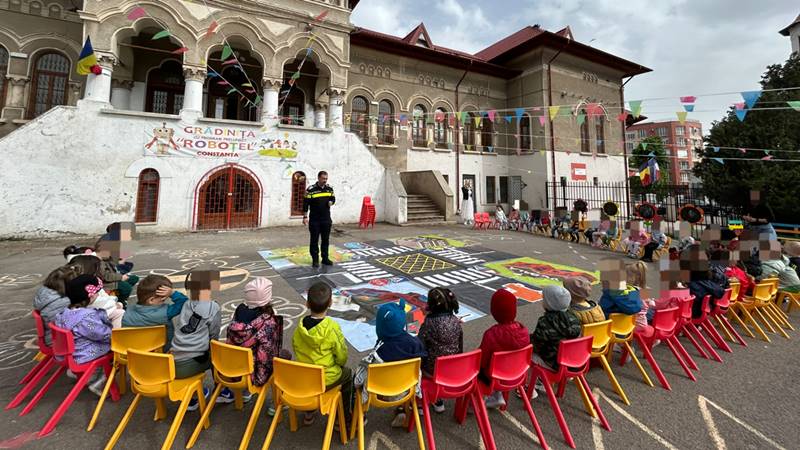 (FOTO) CONSTANȚA. Întâlnire între polițiști și copii: micuții au învățat regulile de circulație prin jocuri și desene
