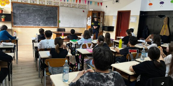 CONSTANŢA. Poliţiştii i-au învăţat pe elevi cum să fie în siguranță acasă, pe stradă sau în școală