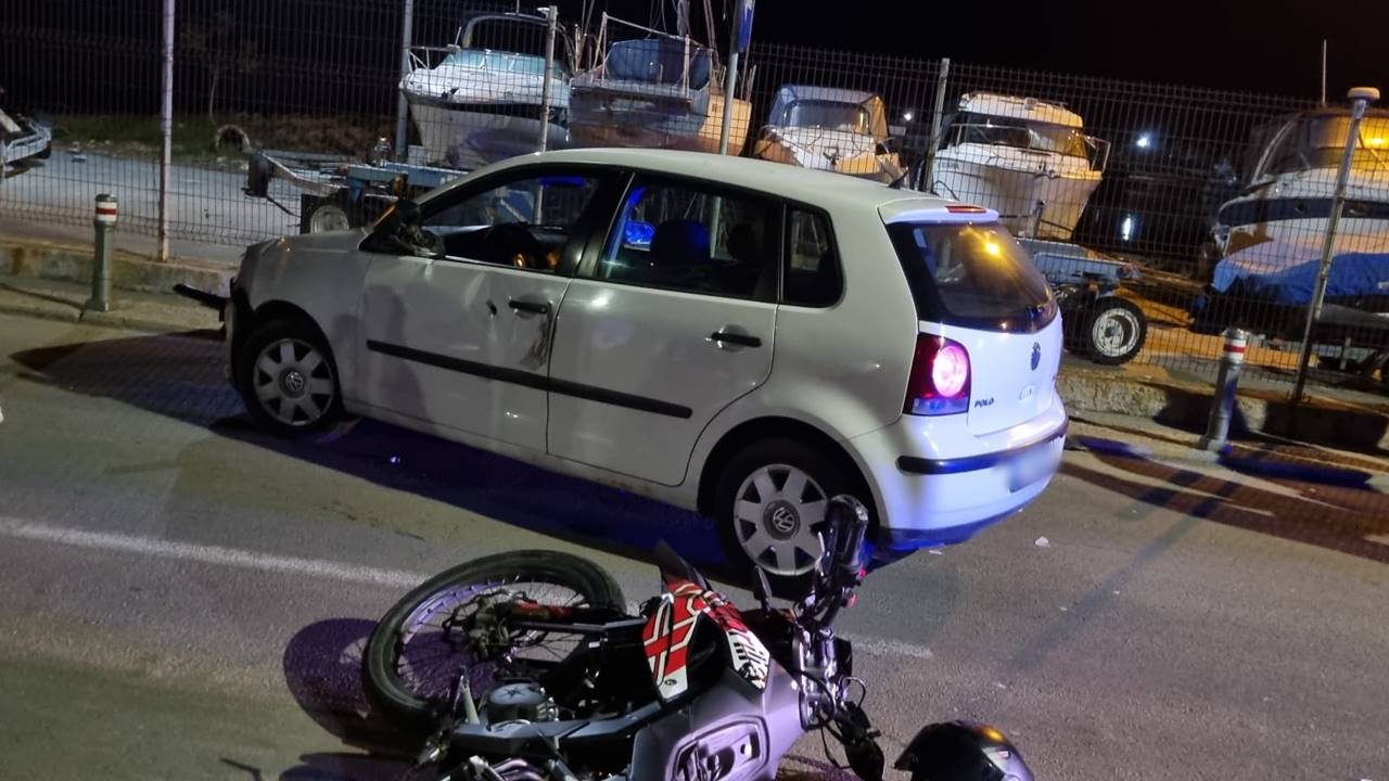 (FOTO) Accident între o mașină și o motocicletă, în Portul Tomis: un adolescent de 17 ani a ajuns la spital