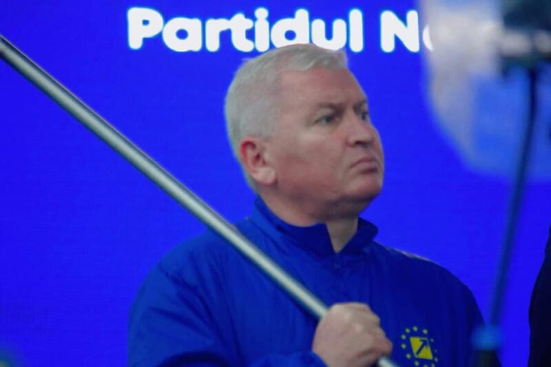 Bătaie în Parlament. Deputatul PNL Florin Roman susţine că Dan Vîlceanu l-a lovit cu genunchiul în zona nasului la ieşirea din sala de plen