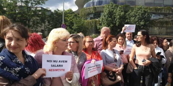 Un nou protest spontan al angajaților din Guvern. Sunt nemulţumiţi de „politica salarială discriminatorie”