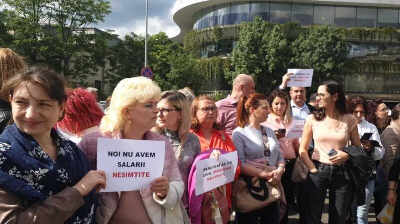 Un nou protest spontan al angajaților din Guvern. Sunt nemulţumiţi de „politica salarială discriminatorie”