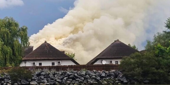 (FOTO/VIDEO) JUDEȚUL TULCEA. Incendiu la un bungalow din cadrul unei structuri de primire turistică