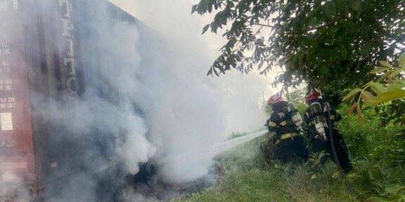 (VIDEO) JUDEȚUL TULCEA. Incendiu la remorca unui TIR: pompierii s-au luptat timp de două ore cu flăcările