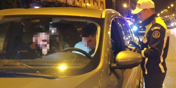 Acțiune a polițiștilor în Vama Veche și 2 Mai: au prins un tânăr de 19 ani drogat la volan și au găsit droguri asupra pasagerului unei mașini oprite pentru control