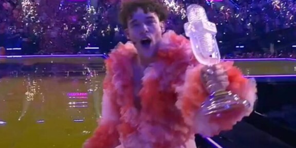 (VIDEO) Elveția a câștigat Eurovision 2024: artistul a spart trofeul pe scenă, la doar câteva minute după ce a fost desemnat câștigător
