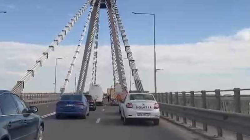 Accident în Agigea: un șofer a intrat în mașina abandonată de bărbatul care s-a aruncat de pe pod – a fost amendat de polițiști