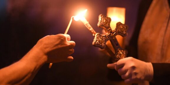 Ce semnificație are Sâmbăta Mare – Lumina Sfântă, adusă de la Ierusalim în această seară. Tradiții, superstiții, obiceiuri și ce NU e bine să faci astăzi