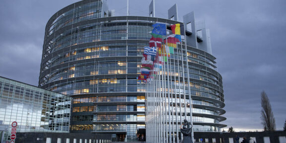 ALEGERI EUROPARLAMENTARE. Românii îşi aleg reprezentanţii în Parlamentul European – cât câştigă un europarlamentar pe lună