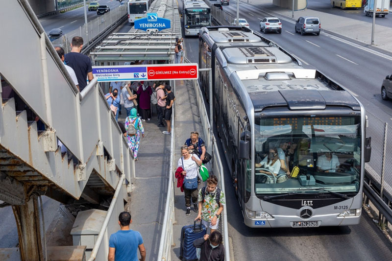 „Am urcat prin spate și călătorii ne-au solicitat imperativ…cardurile de călătorie”. Lecția de civism primită într-un autobuz din Istanbul