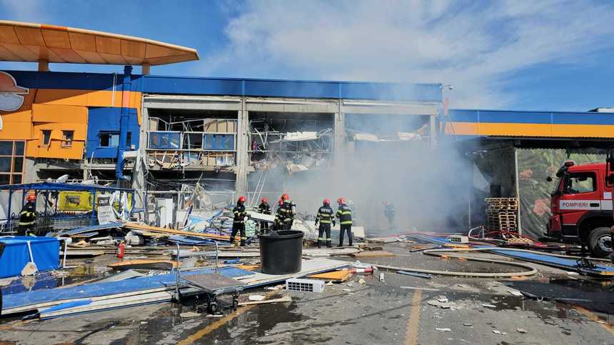 Explozie urmată de incendiu la Dedeman Botoşani. Patru persoane sunt în stare gravă, două fiind intubate – Imagini cu momentul exploziei