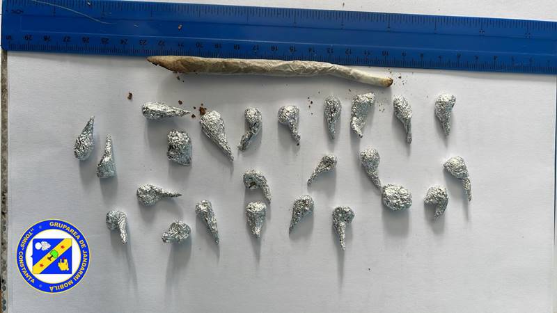 Patru bărbați, prinși de jandarmi cu 24 de pachețele cu droguri, în zona unui club din Constanța