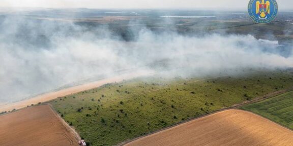 (FOTO) Incendiu de vegetație uscată în apropiere de municipiul Tulcea