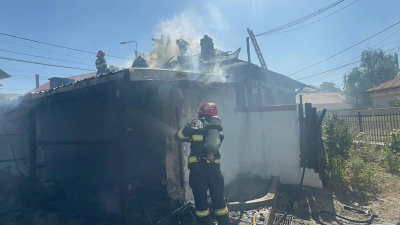 Incendiu la o casă părăsită din Limanu: acoperișul s-a prăbușit