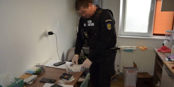 (FOTO) Percheziții în București și Constanța la persoane suspectate de trafic de migranți. Ar fi racolat cetățeni din Orientul Mijlociu și le-ar fi obținut avize de muncă pe baza unor documente false